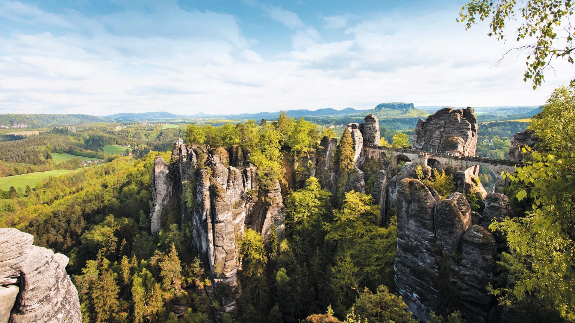 Lohmen: Basteimassiv mit Basteibrücke