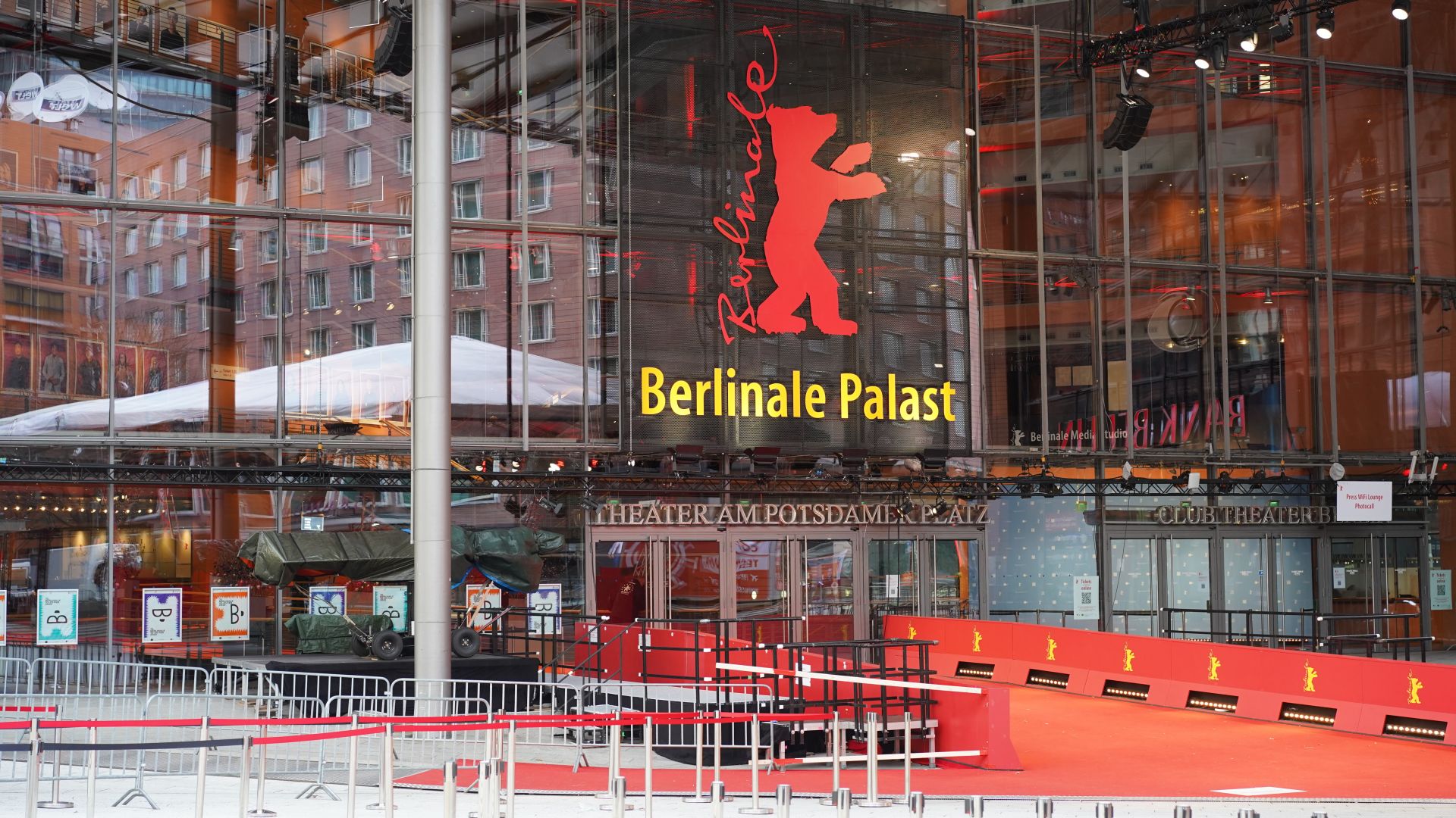 Eingangsbereich des Berlinale Palasts in Berlin mit rotem Teppich und Berlinale-Logo.