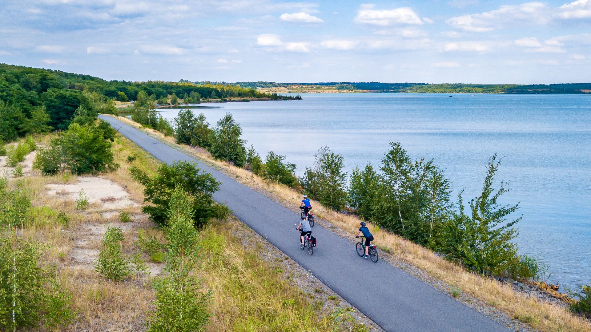 Leipzig: trois cyclistes sur la piste cyclable du Neuseenland
