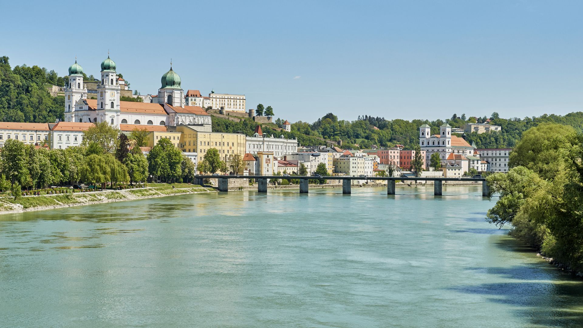 Passau: Fluss Donau mit Stadtansicht