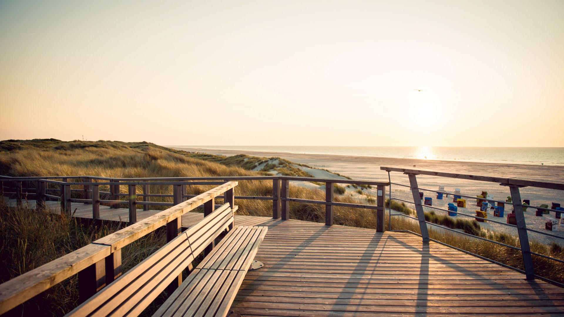 Juist: Strandplattform im Abendlicht