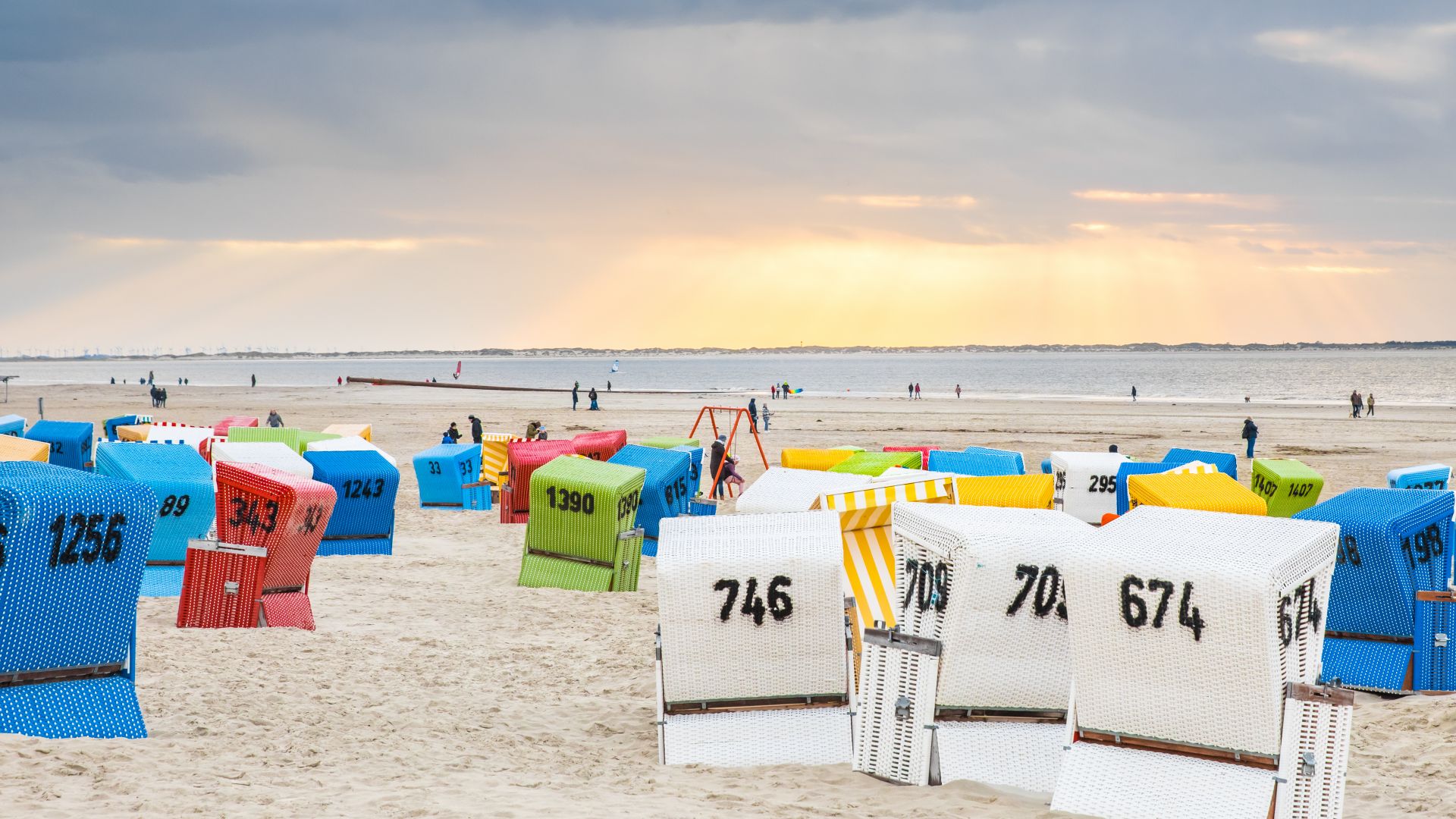 Langeoog : Chaises de plage colorées sur la plage de Langeoog