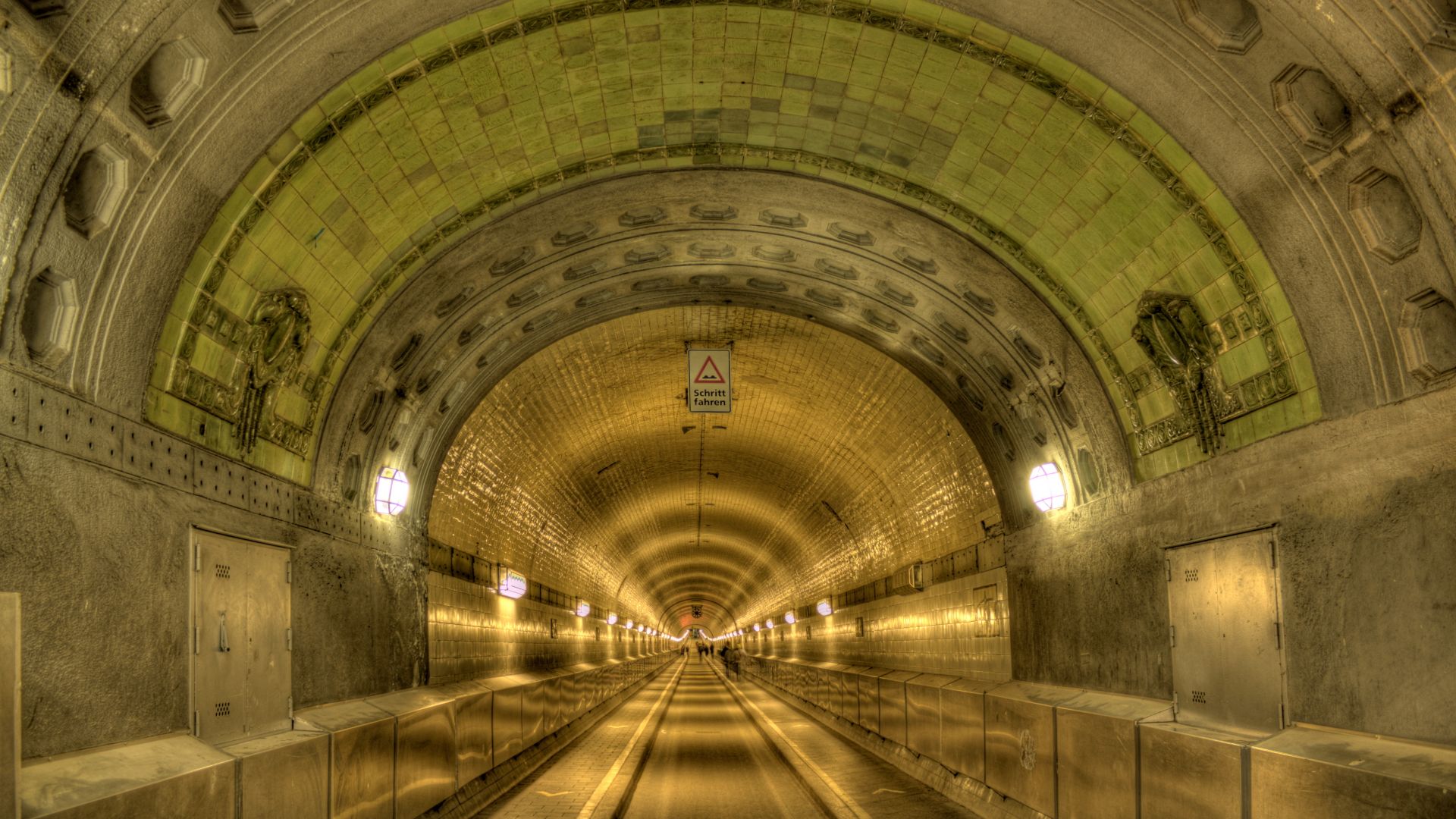 Hamburg: Elbe Tunnel